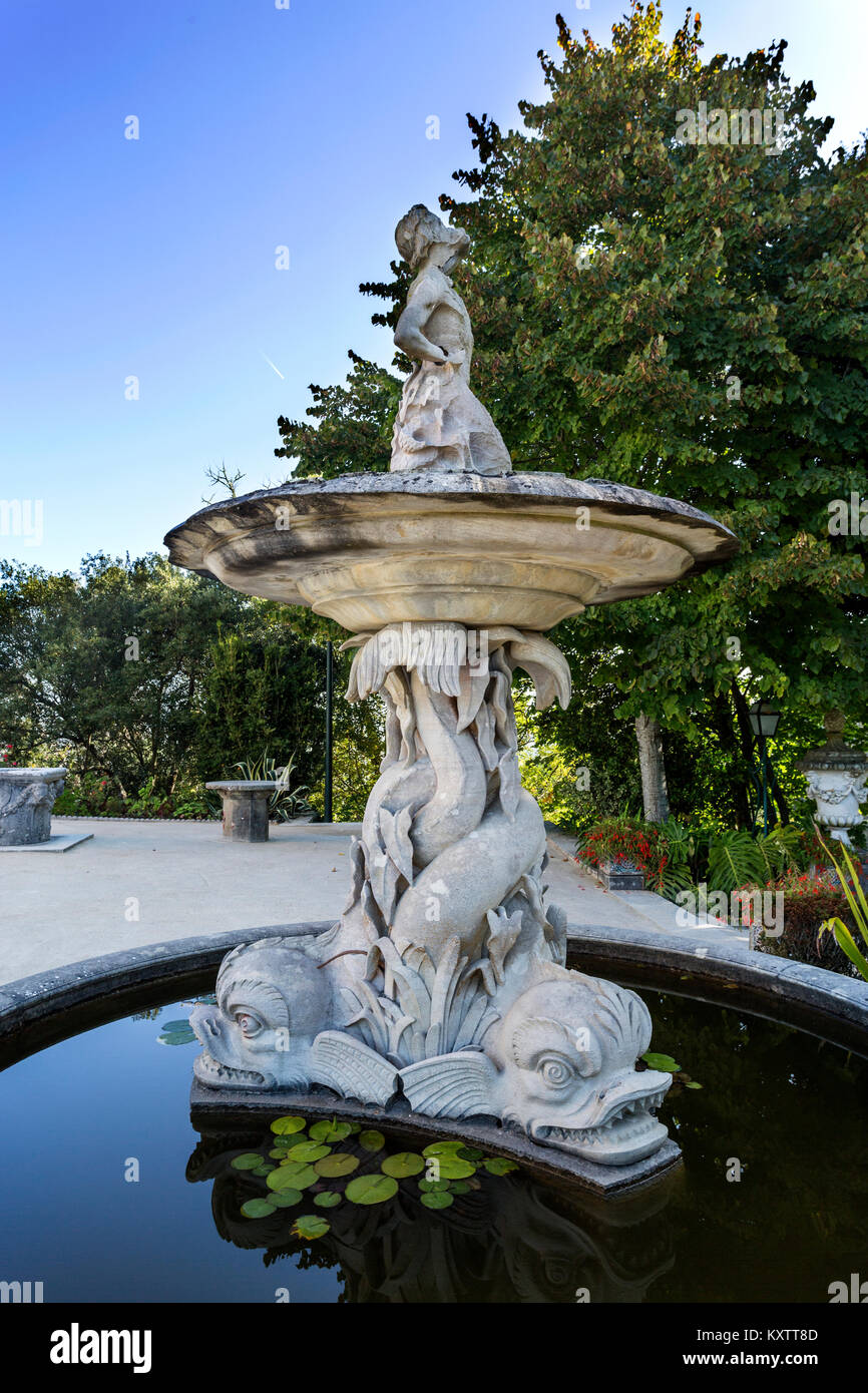 Détail de la fontaine du Triton, dans le Palais Monseratte, une villa aux allures exotiques situé près de Sintra, Portugal Banque D'Images