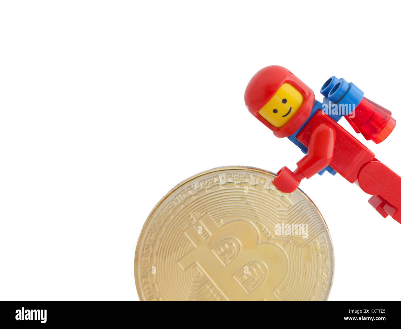 Venise, Italie - janvier 07, 2018 : Un spaceman (que Lego figure) debout à côté de pièces de Bitcoin, 07 janvier 2018 à Venise, Italie Banque D'Images