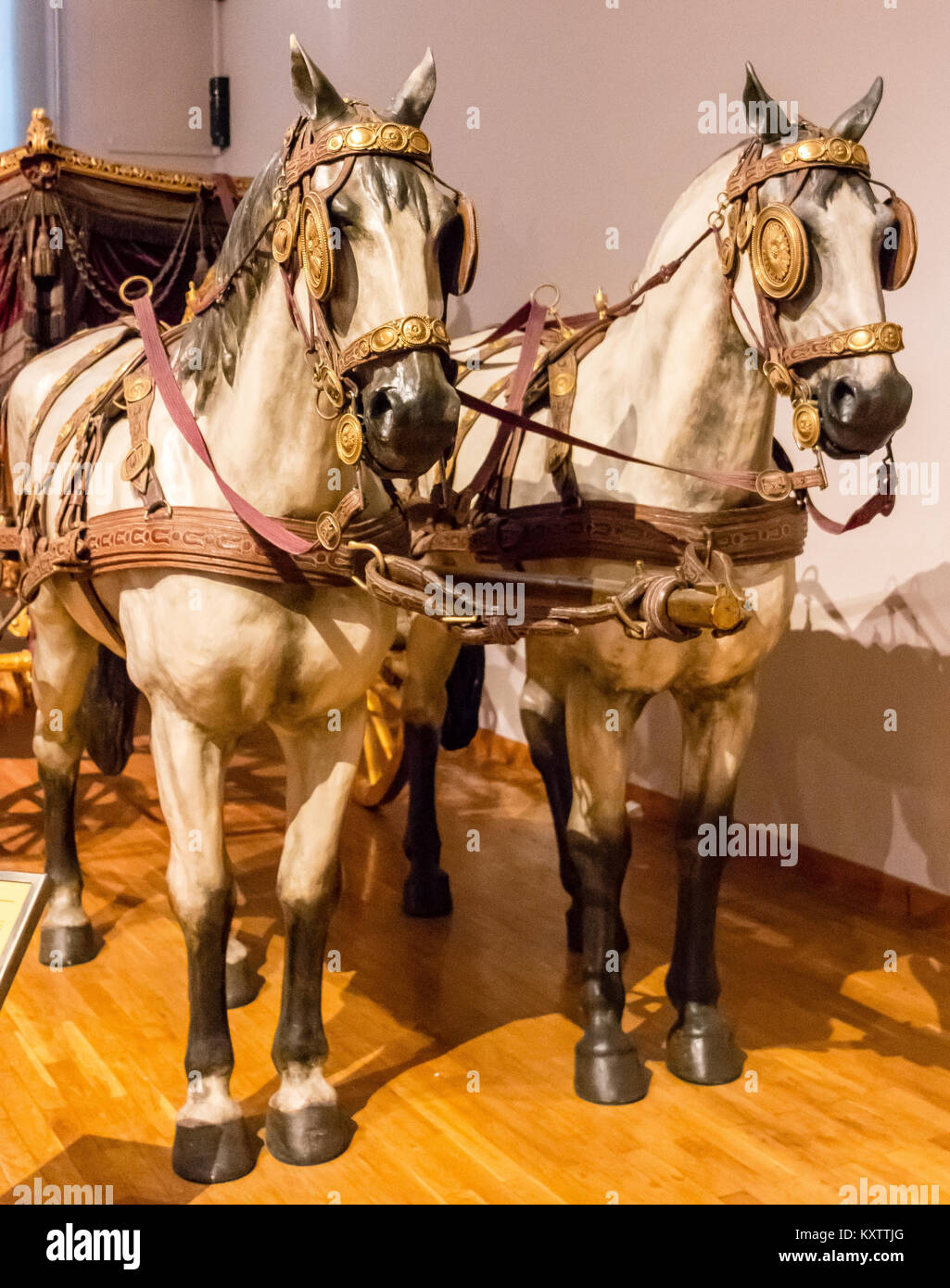 Exposition de chevaux Lipizzan richement décoré utilisé par les monarques Habsbourg, Imperial Transport Museum, le château de Schönbrunn, Vienne, Autriche, Europe Banque D'Images