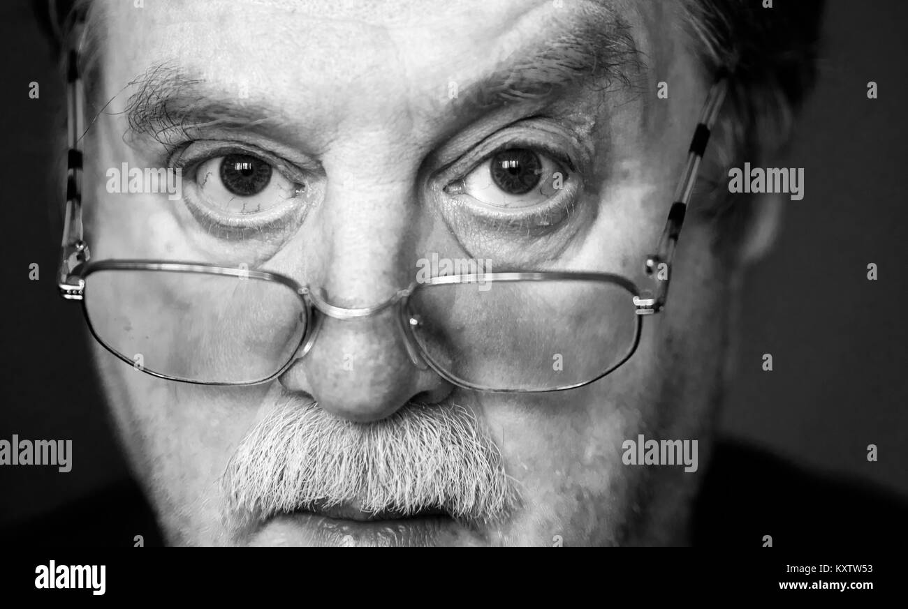 Pensive man with glasses Banque D'Images