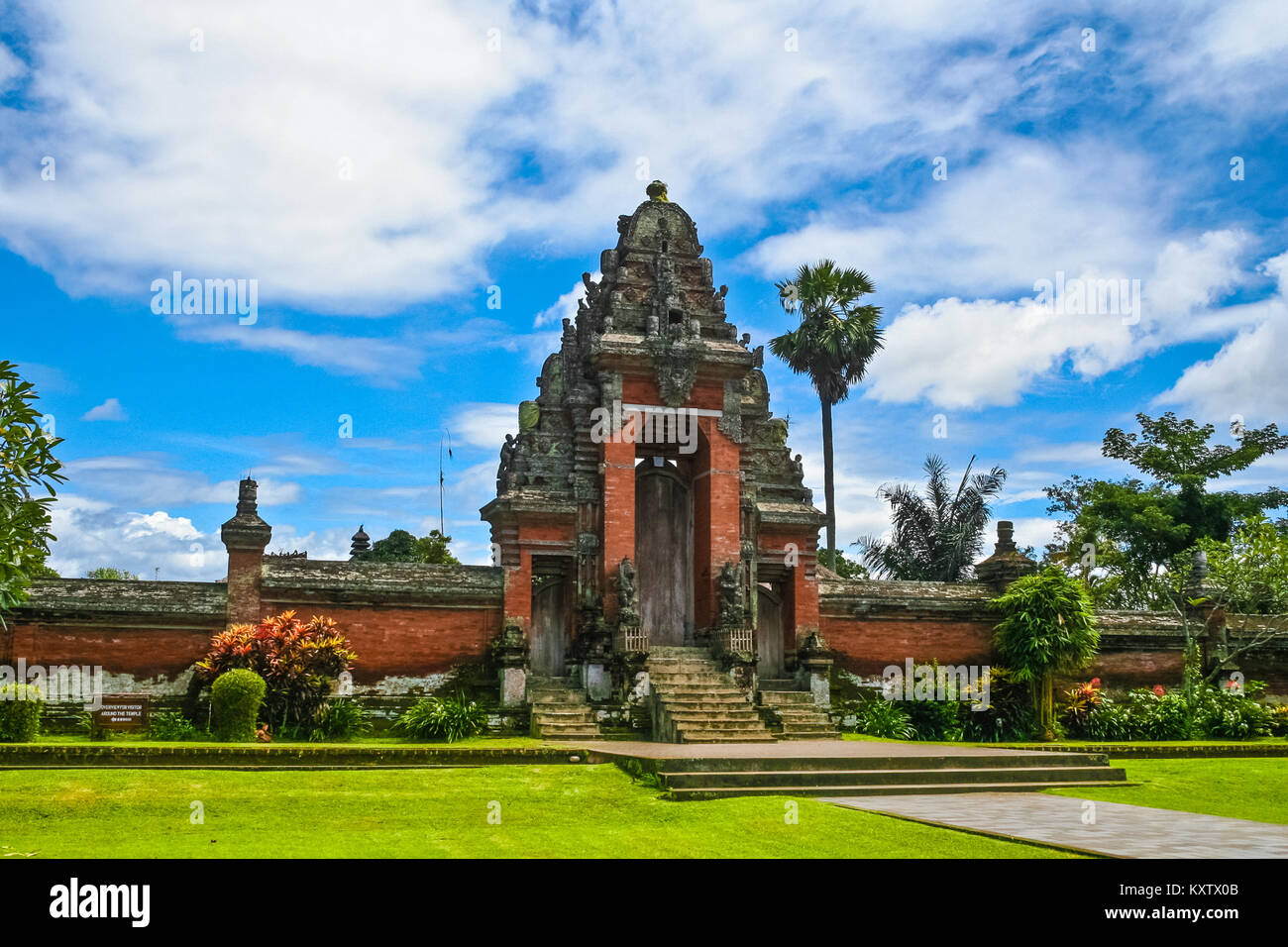 Une tour couverte gate (kori agung), qui est l'entrée du temple, sanctuaire intérieur de Pura Taman Ayun à Mengwi, Bali, Indonésie. Banque D'Images