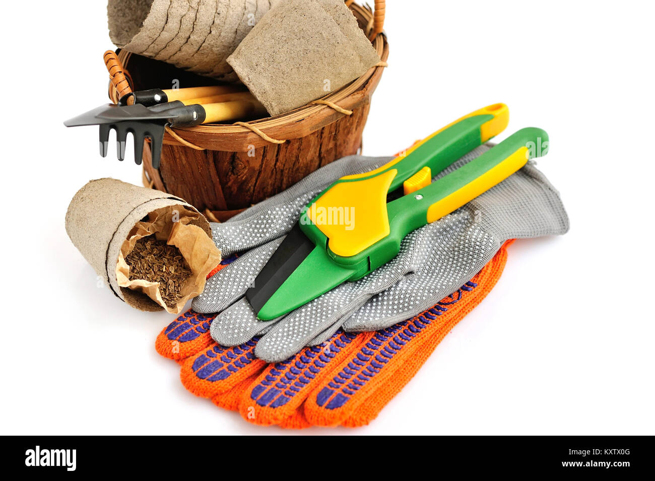 Semences et d'outils de jardinage sur un fond blanc Banque D'Images