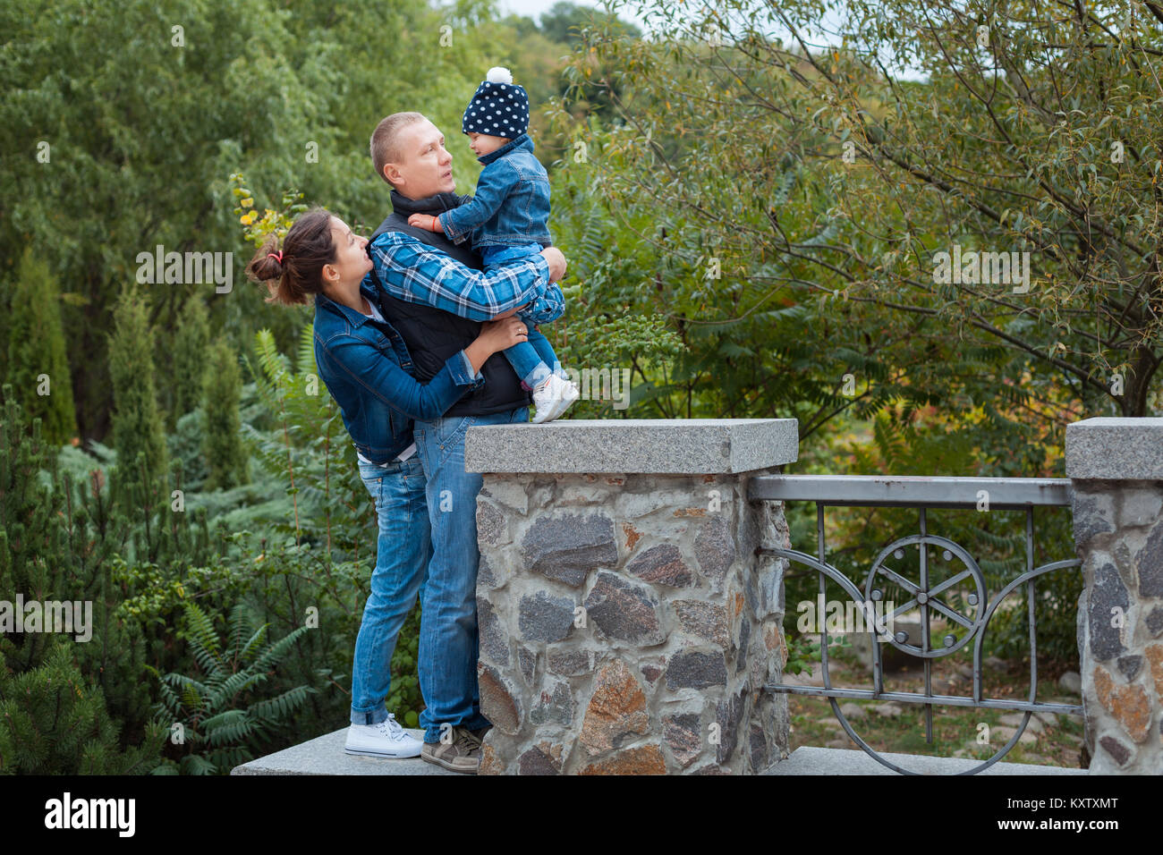 Papa, maman et sa fille se promènent dans le parc. Banque D'Images