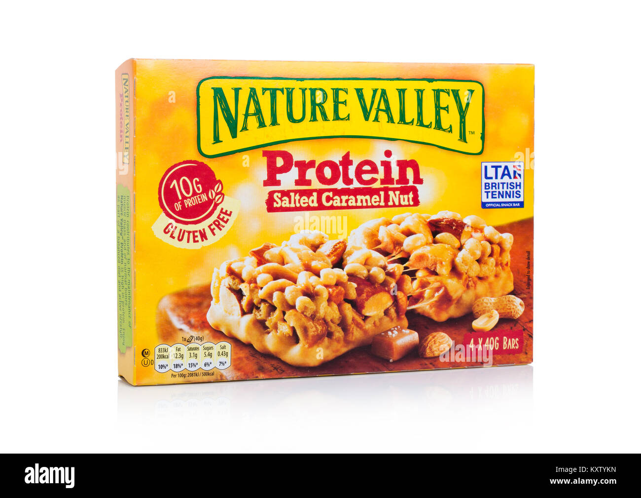 Londres, UK - janvier 02, 2018 : Nature Valley granola croquant barres protéinées avec caramel et amandes dans une boîte avec sur fond blanc. Je Nature Valley Banque D'Images