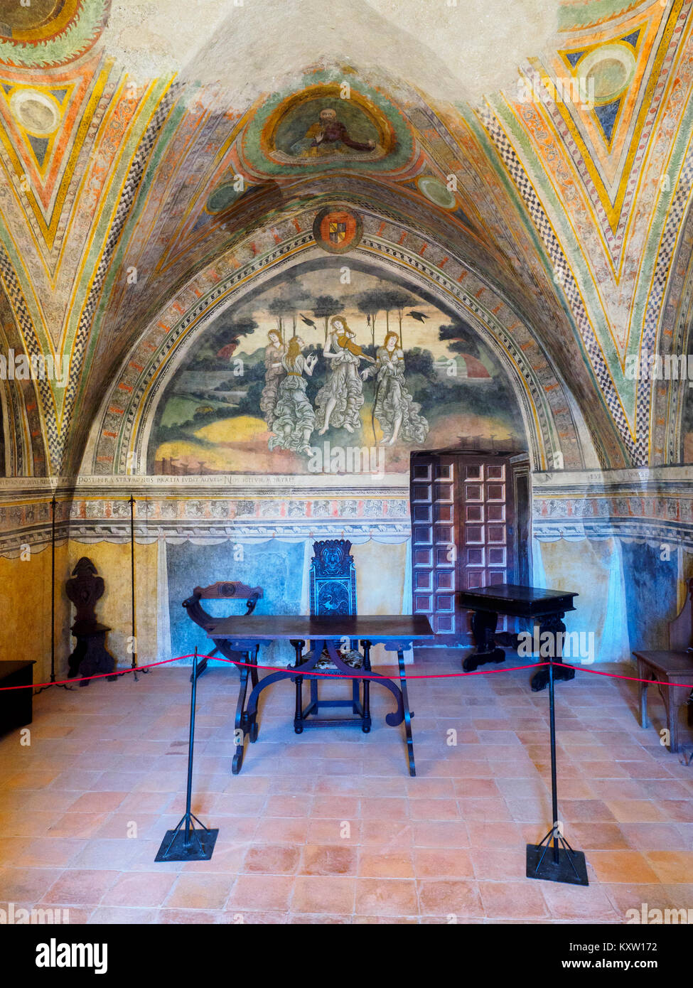Chambre avec vieux château Caetani fresque médiévale dans la ville médiévale de Sermoneta - Latina, Italie Banque D'Images