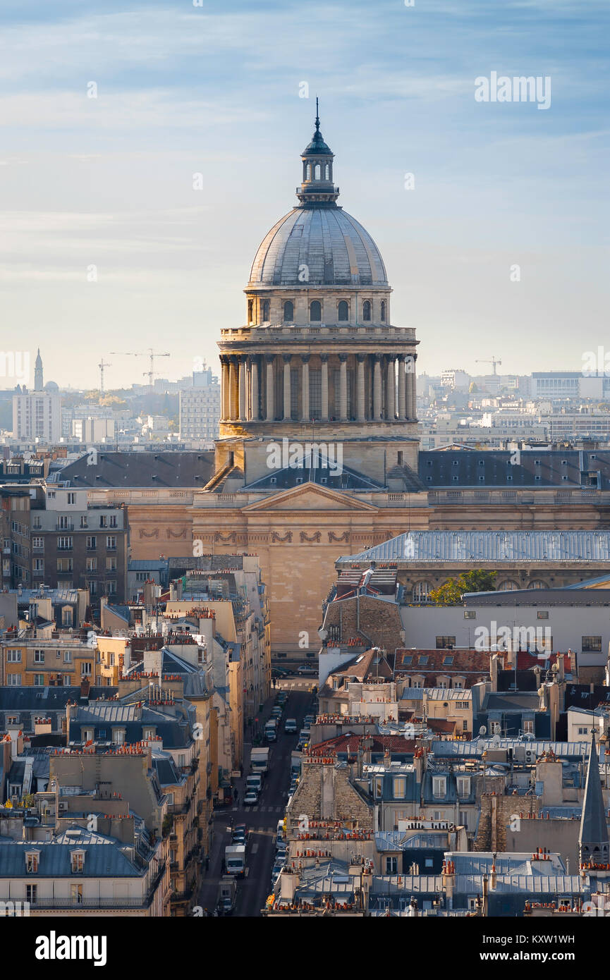 Panthéon de Paris, vue aérienne sur les toits de la Rive Gauche (Rive Gauche) de Paris vers le Panthéon, France. Banque D'Images