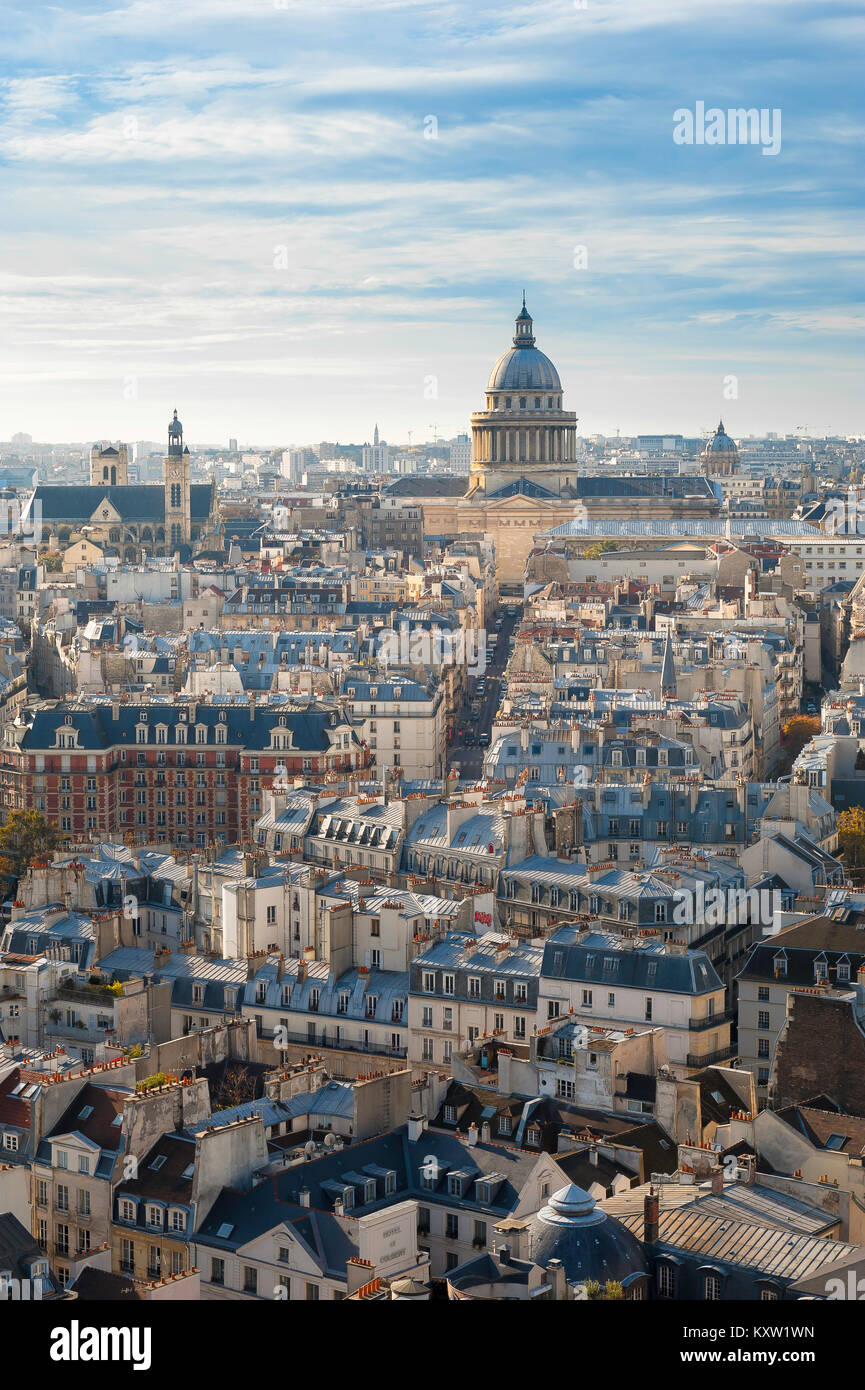 Paris paysage urbain, sur les toits de la Rive Gauche (Rive Gauche) à Paris vers le monument du Panthéon dôme néoclassique, France. Banque D'Images