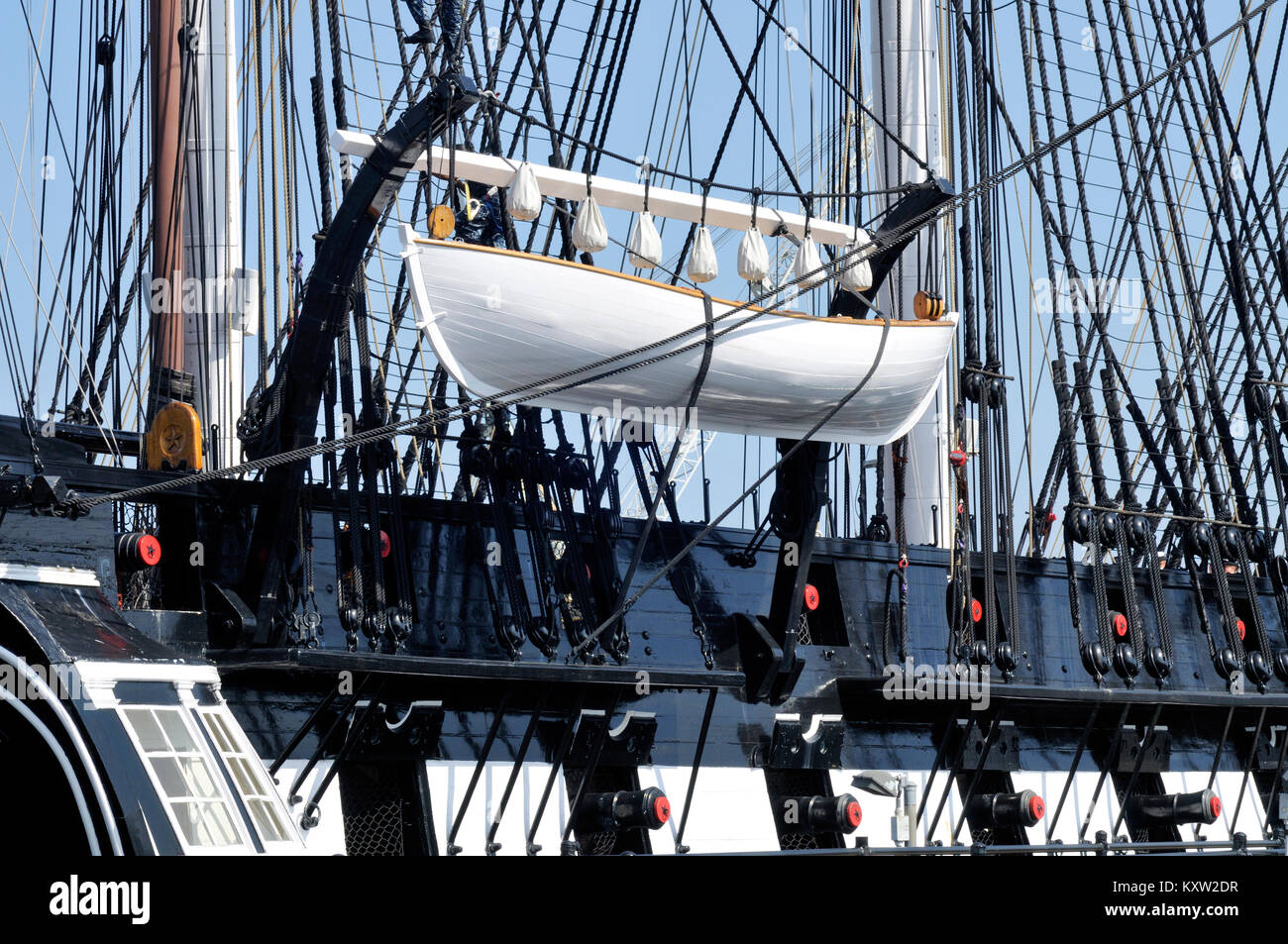 Aka baleinière sauvetage sur le quarterdavits historique de l'USS Constitution à Charlestown, Boston Massachusetts Banque D'Images