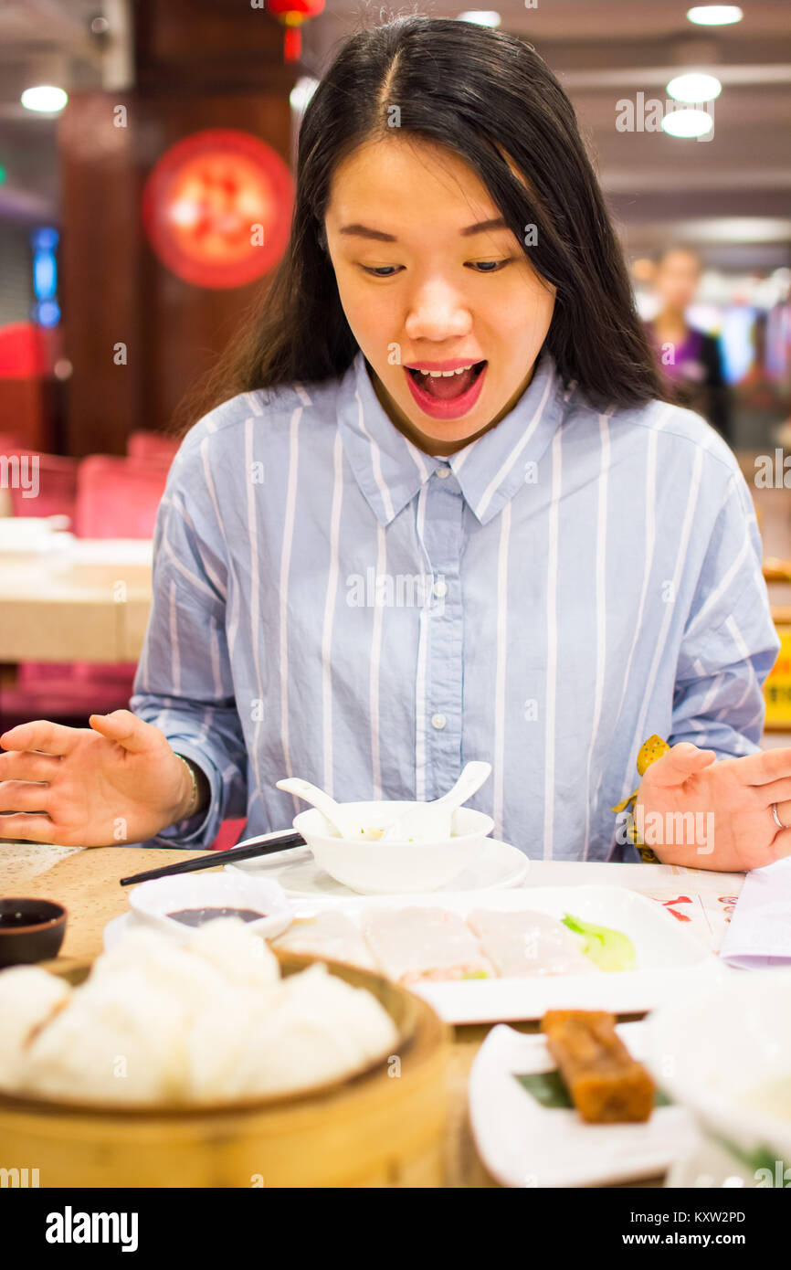 Happy asian woman enjoying Chinese food restaurant en chinois Banque D'Images