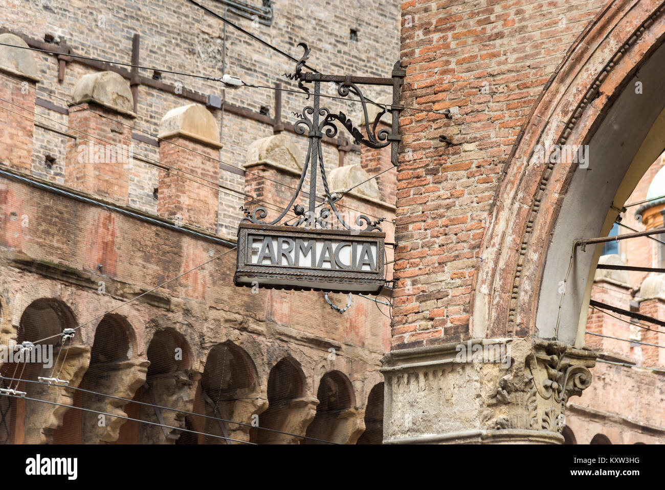 Un vieux haning metal sign pour une Farmacia ou la pharmacie sign in Bologna Italie Banque D'Images