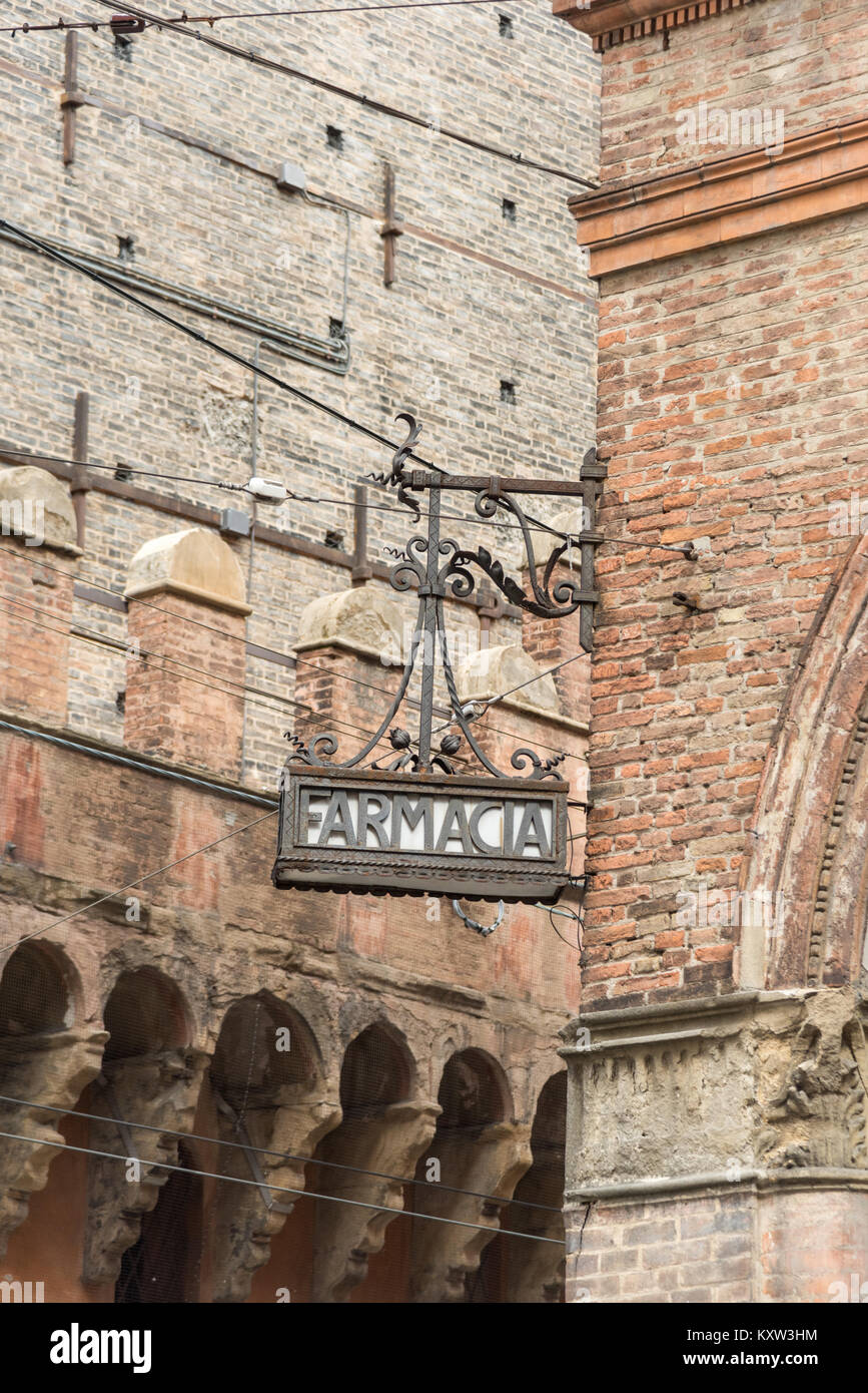 Un vieux haning metal sign pour une Farmacia ou la pharmacie sign in Bologna Italie Banque D'Images