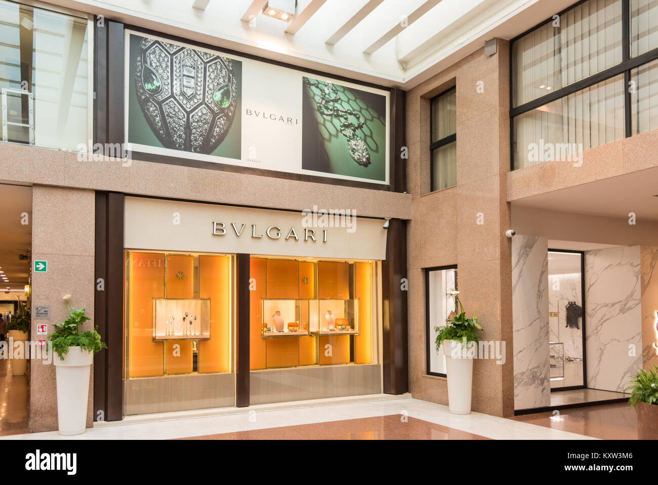 La boutique de bijoux Bulgari Bvlgari ou en brillant, centre commercial au toit de verre pleine de magasins de mode designer haut de gamme. Banque D'Images