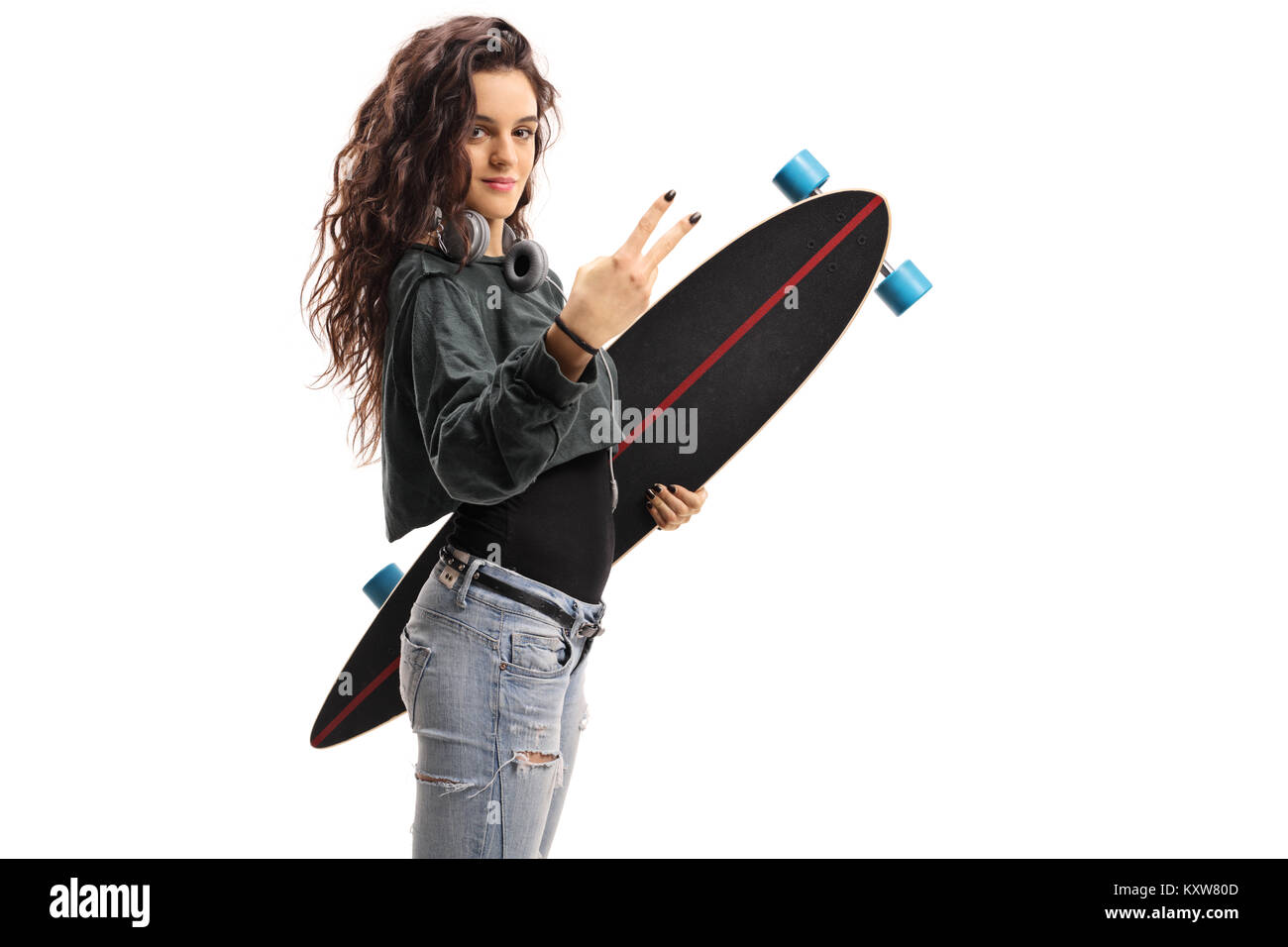 Adolescente avec un longboard faisant un geste de paix isolé sur fond blanc Banque D'Images