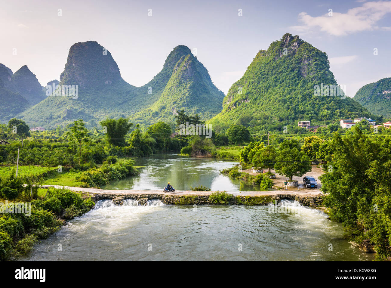 Yangshuo, Chine Dragon vue depuis le pont enjambant la rivière Li. Banque D'Images