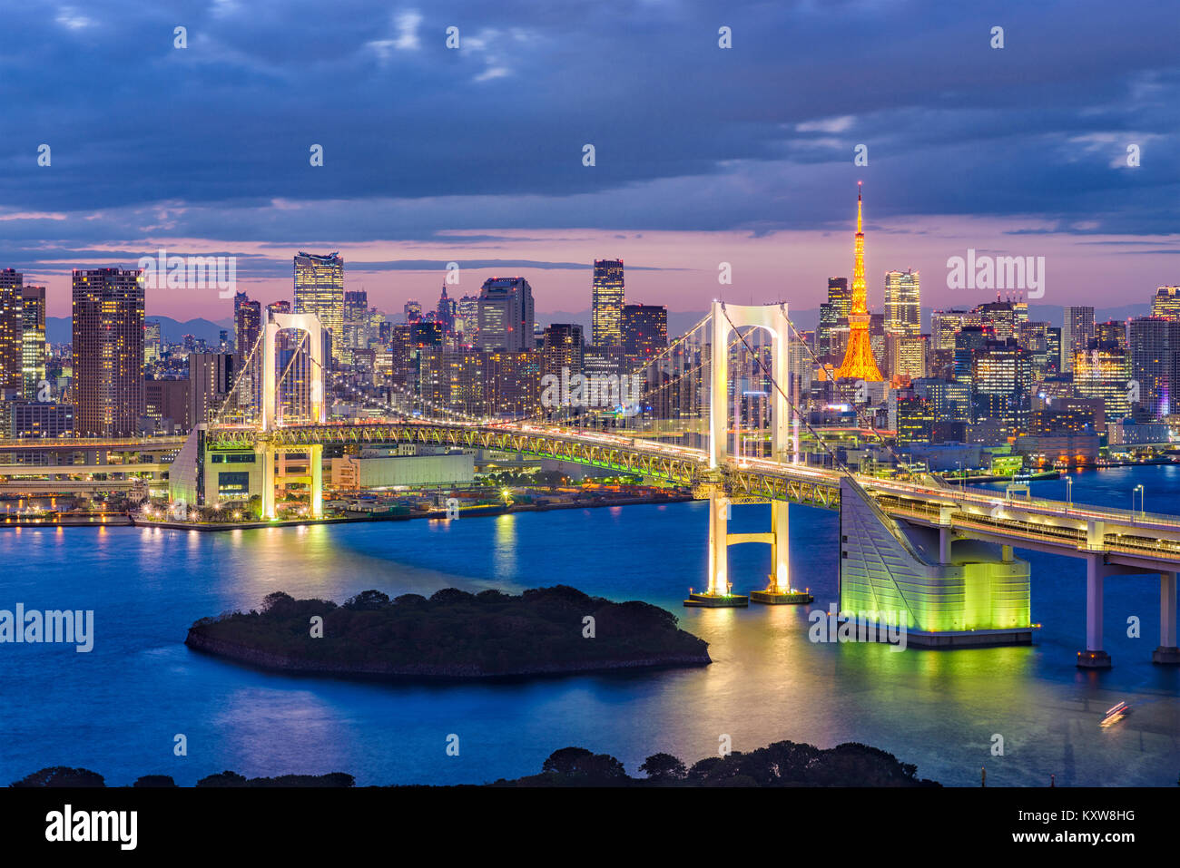 La baie de Tokyo, Japon skyline avec le pont et la tour au crépuscule. Banque D'Images