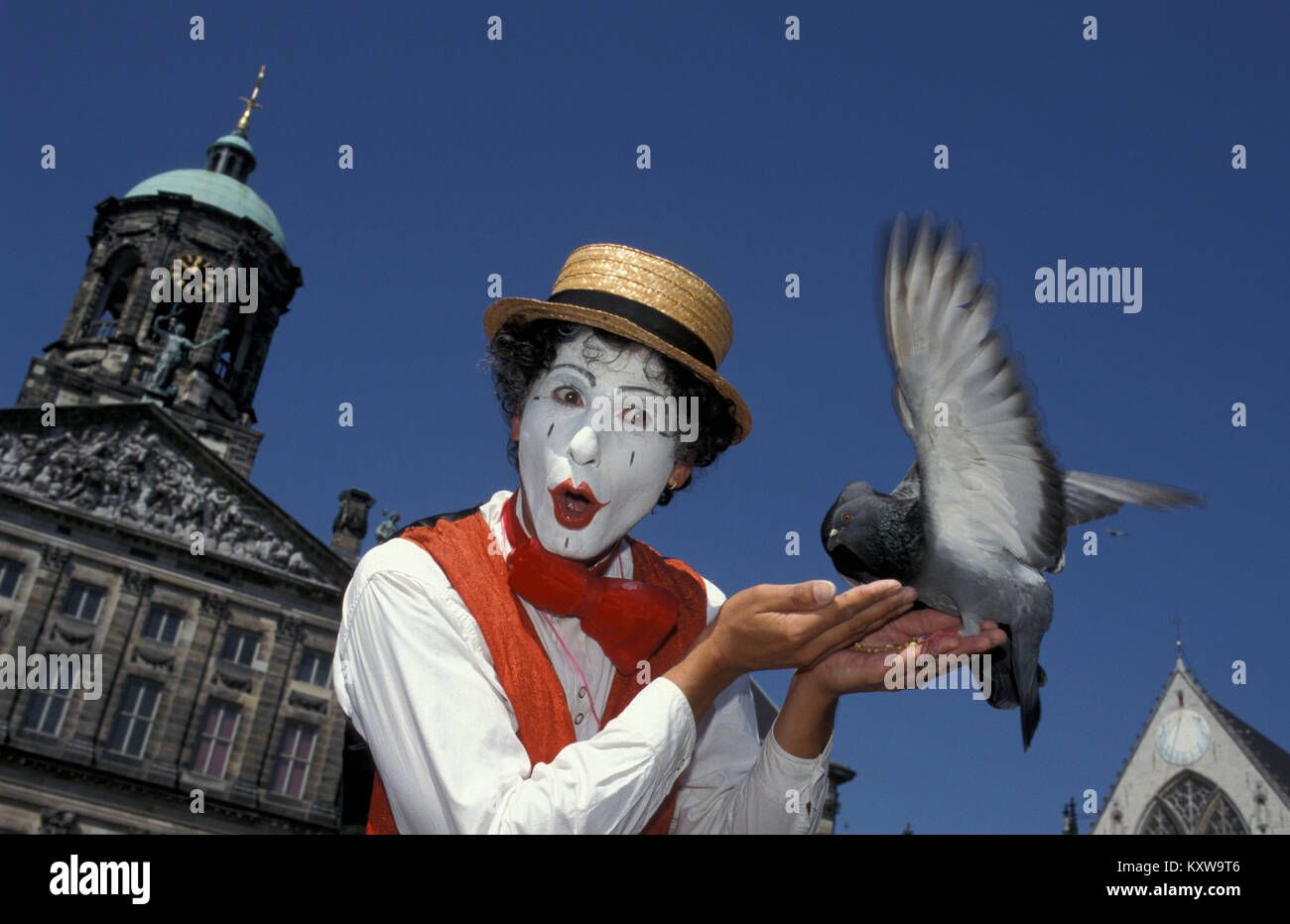 Les Pays-Bas. Amsterdam. Joueur Mime sur la place du Dam. Théâtre de rue. Banque D'Images