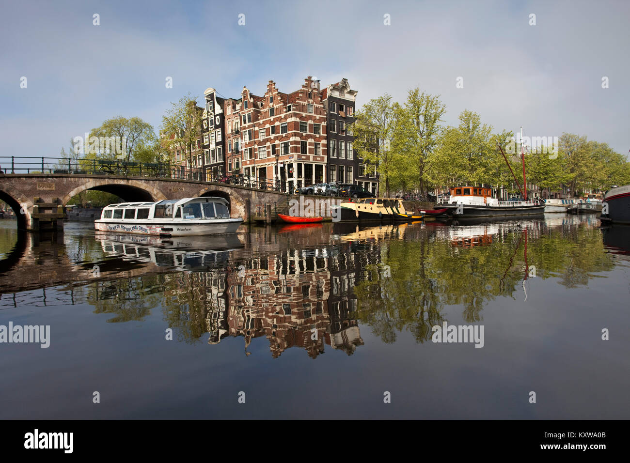 Les Pays-Bas, Amsterdam, âge d'or des maisons à canal appelé Brouwersgracht. UNESCO World Heritage Site. 17e siècle. Canal ou excursion en bateau. Banque D'Images