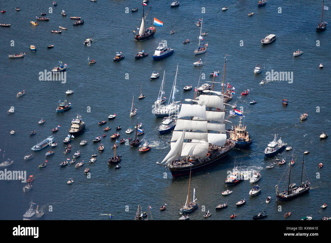 Les Pays-Bas, Amsterdam, bateau à voile, événement célébré tous les 5 ans.  Voile de 2010. Vue aérienne de défilé des grands voiliers à partir de  l'intermédiaire du canal de la mer du