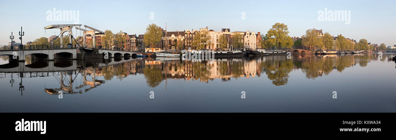 Les Pays-Bas, Amsterdam, Maisons du xviie siècle à rivière appelée Amstel. Unesco World Heritage Site. Pont maigre gauche. Magere Brug. Vue panoramique. Banque D'Images