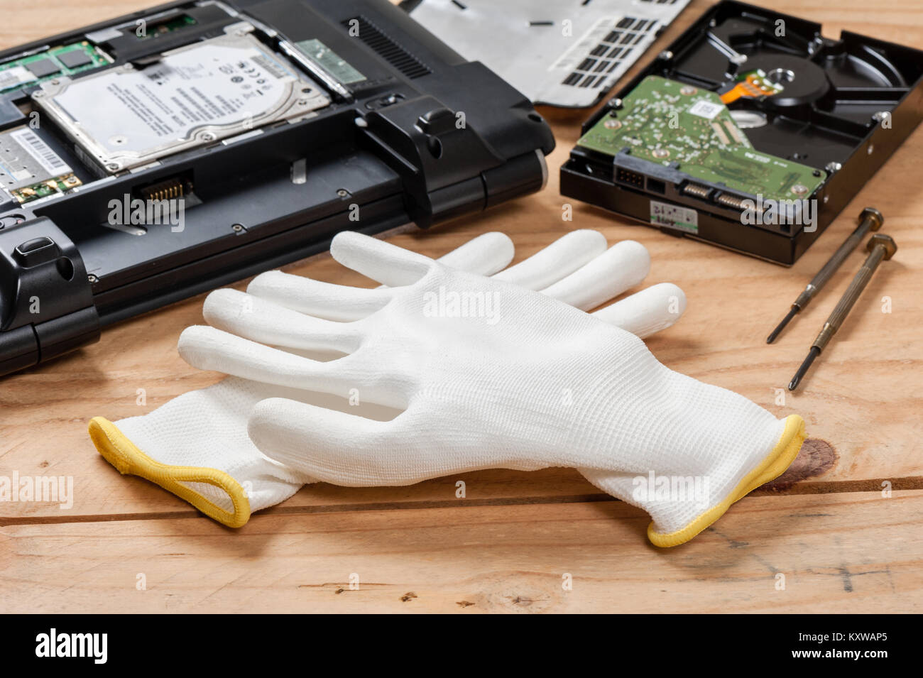 Des gants antistatiques blanc, des gants antistatiques réduire l'électricité statique qui peut endommager les composants électriques. Banque D'Images