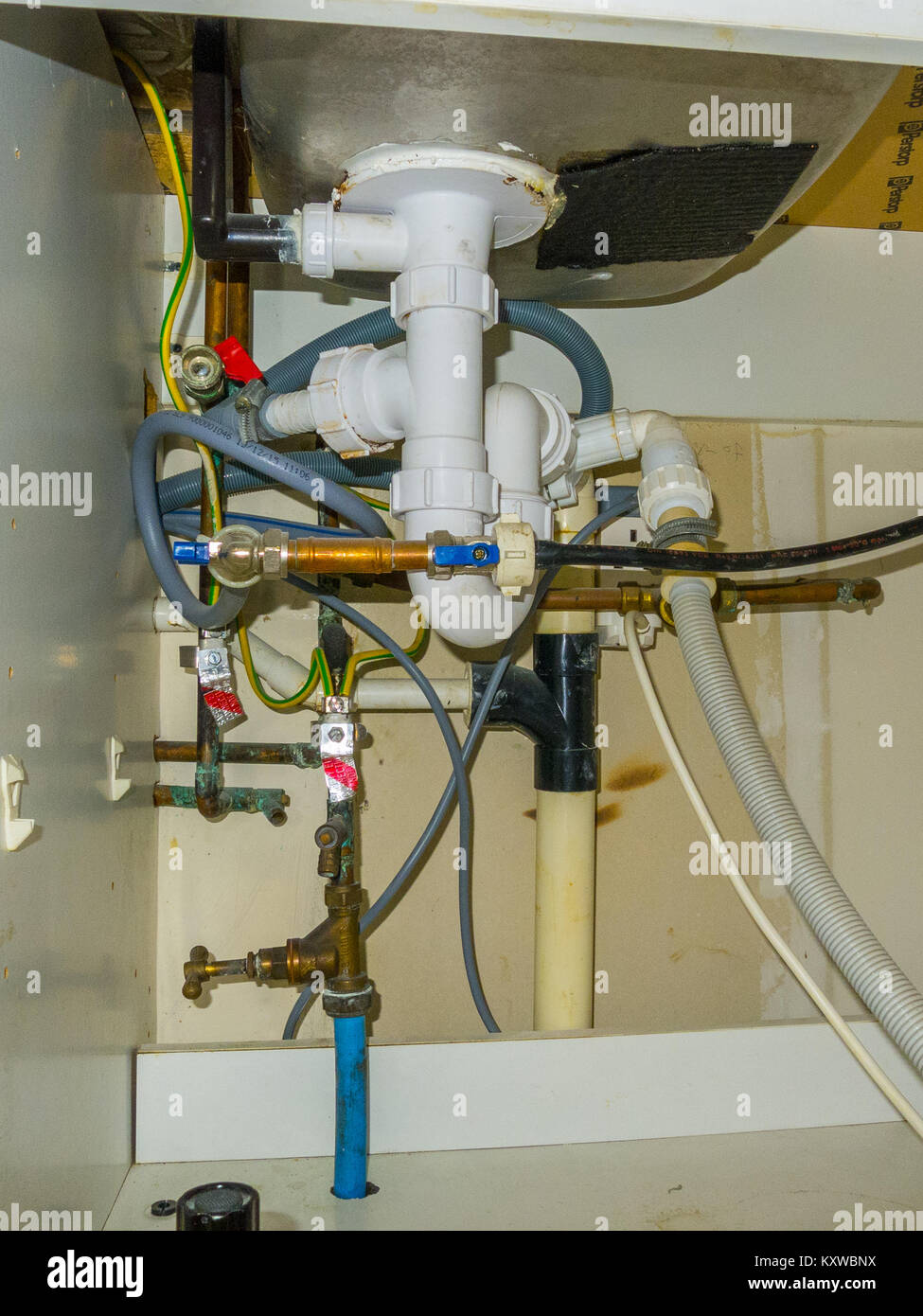 En vertu de l'évier de cuisine et de tuyaux de plomberie dans une propriété  domestique Photo Stock - Alamy