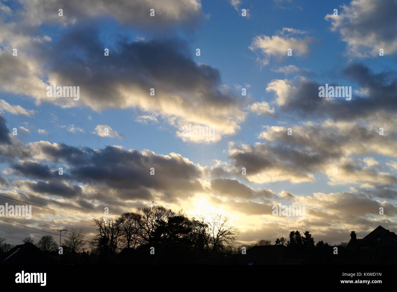 La formation de nuages spectaculaires sur journée d'hiver coucher du soleil Banque D'Images