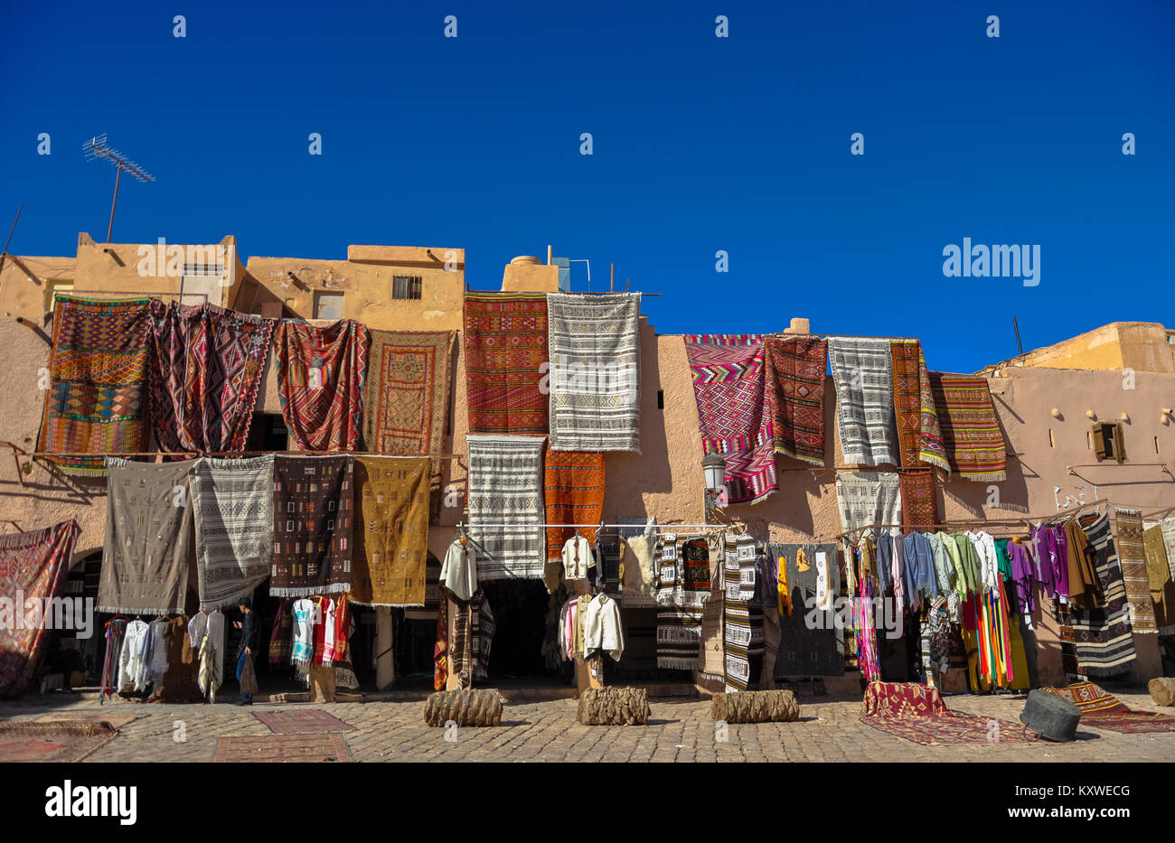 Une photo du marché de l'artisanat à Ghardaia - Algérie. Tapis de laine faits main traditionnelle et géométriques traditionnels de la sculpture. Banque D'Images