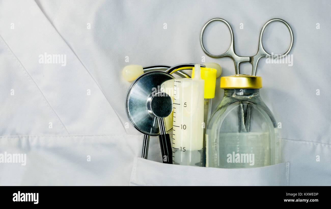 L'uniforme de l'infirmière, médicaments poche stéthoscope et tube à essai Banque D'Images
