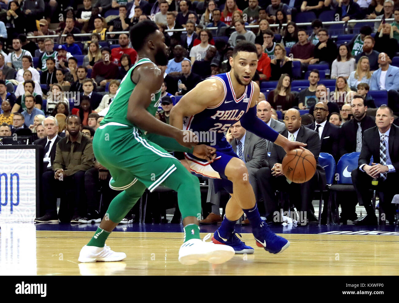 Boston Celtics' Jaylen Brown (à gauche) et les Philadelphia 76ers' Ben Simmons en action au cours de la NBA à Londres 2018 Jeu l'O2 Arena, Londres. Banque D'Images