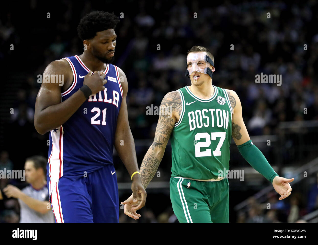 Boston Celtics' Daniel Theis (à droite) au cours de la NBA à Londres 2018 Jeu l'O2 Arena, Londres. Banque D'Images