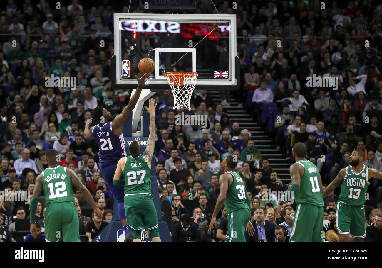 Philadelphia 76ers' Joel Embiid en action au cours de la NBA à Londres 2018 Jeu l'O2 Arena, Londres. Banque D'Images