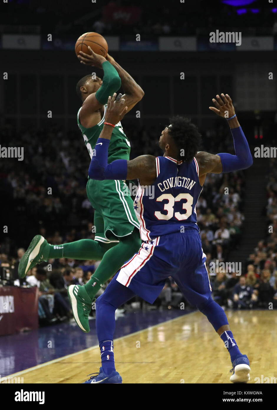 Boston Celtics' Marcus Smart pousses passé Philadelphia 76ers' Robert Covington au cours de la NBA à Londres 2018 Jeu l'O2 Arena, Londres. Banque D'Images