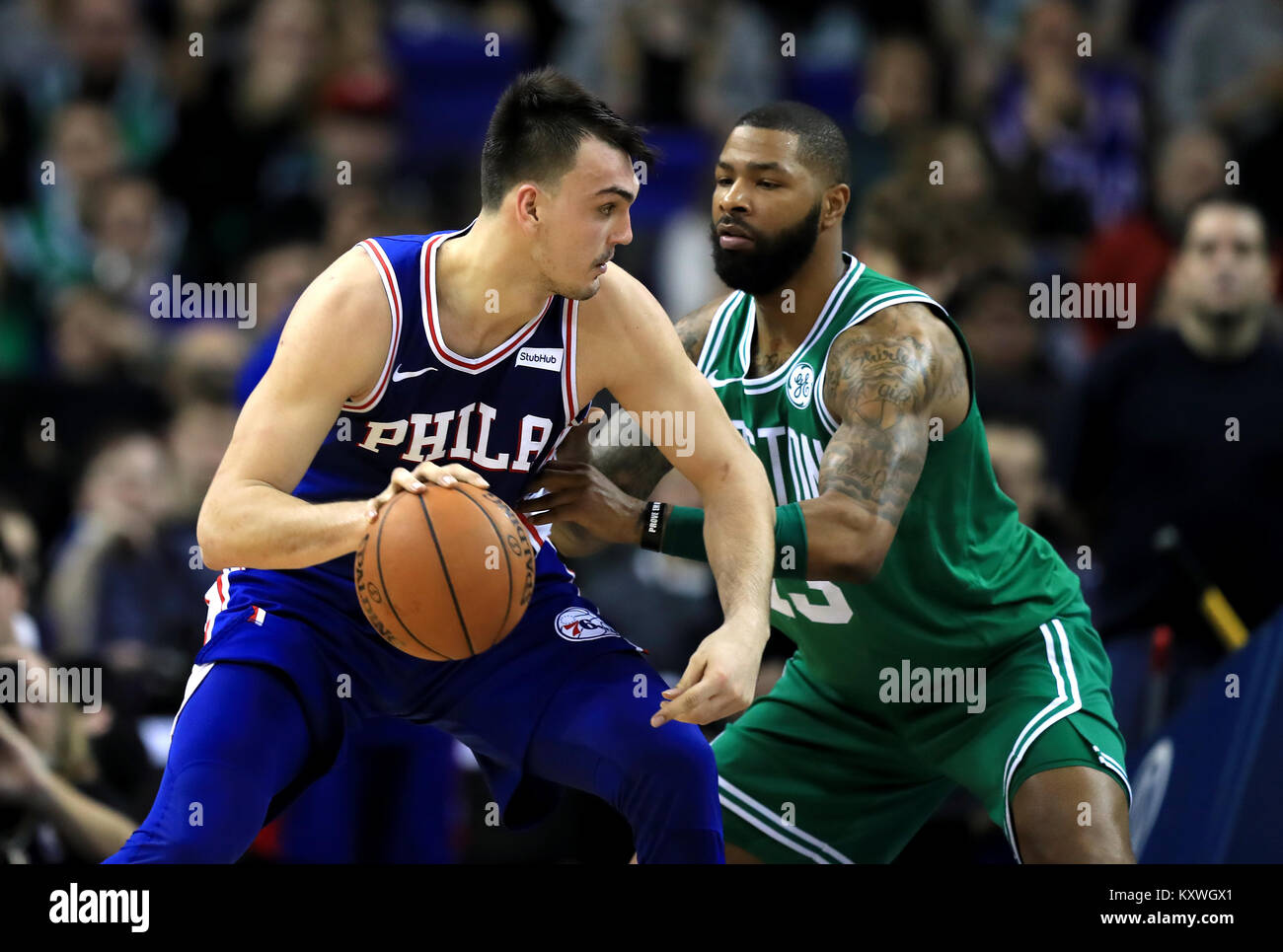 Philadelphia 76ers' Dario Saric (à gauche) et Boston Celtics' Marcus Morris en action au cours de la NBA à Londres 2018 Jeu l'O2 Arena, Londres. Banque D'Images