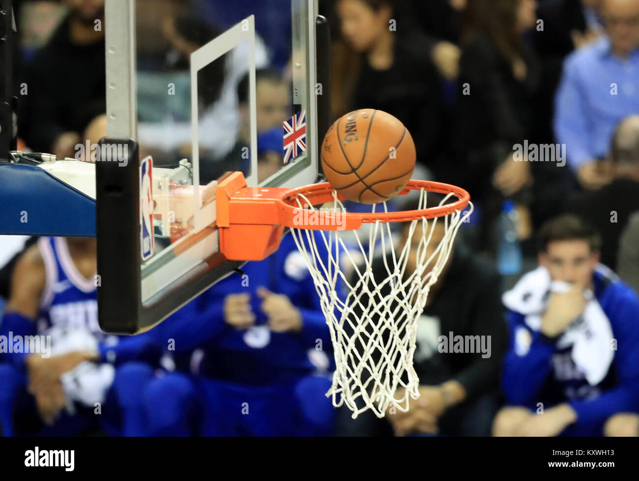 Vue générale d'une balle qui traverse le net pendant le match 2018 de la NBA à l'O2 Arena de Londres.APPUYEZ SUR ASSOCIATION photo.Date de la photo: Jeudi 11 janvier 2018.Voir PA Story basketball Londres.Le crédit photo devrait se lire comme suit : Simon Cooper/PA Wire.RESTRICTIONS : utilisation éditoriale uniquement, aucune utilisation commerciale sans autorisation préalable Banque D'Images