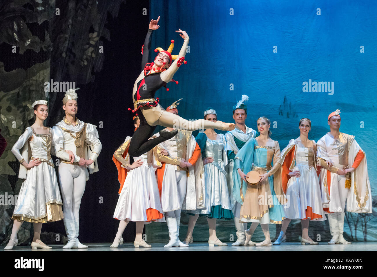 Essen, Allemagne. 10 janvier, 2018. Le Lac des cygnes, ballet composé par Piotr Ilitch Tchaïkovski, effectuée par l'État du Bélarus Ballet Bolchoï (réalisé par Yuri Trayan) au Stadthalle Wetzlar. Scène de bal costumé avec le bouffon (Takatoshi Machiyama). Crédit : Christian Lademann Banque D'Images