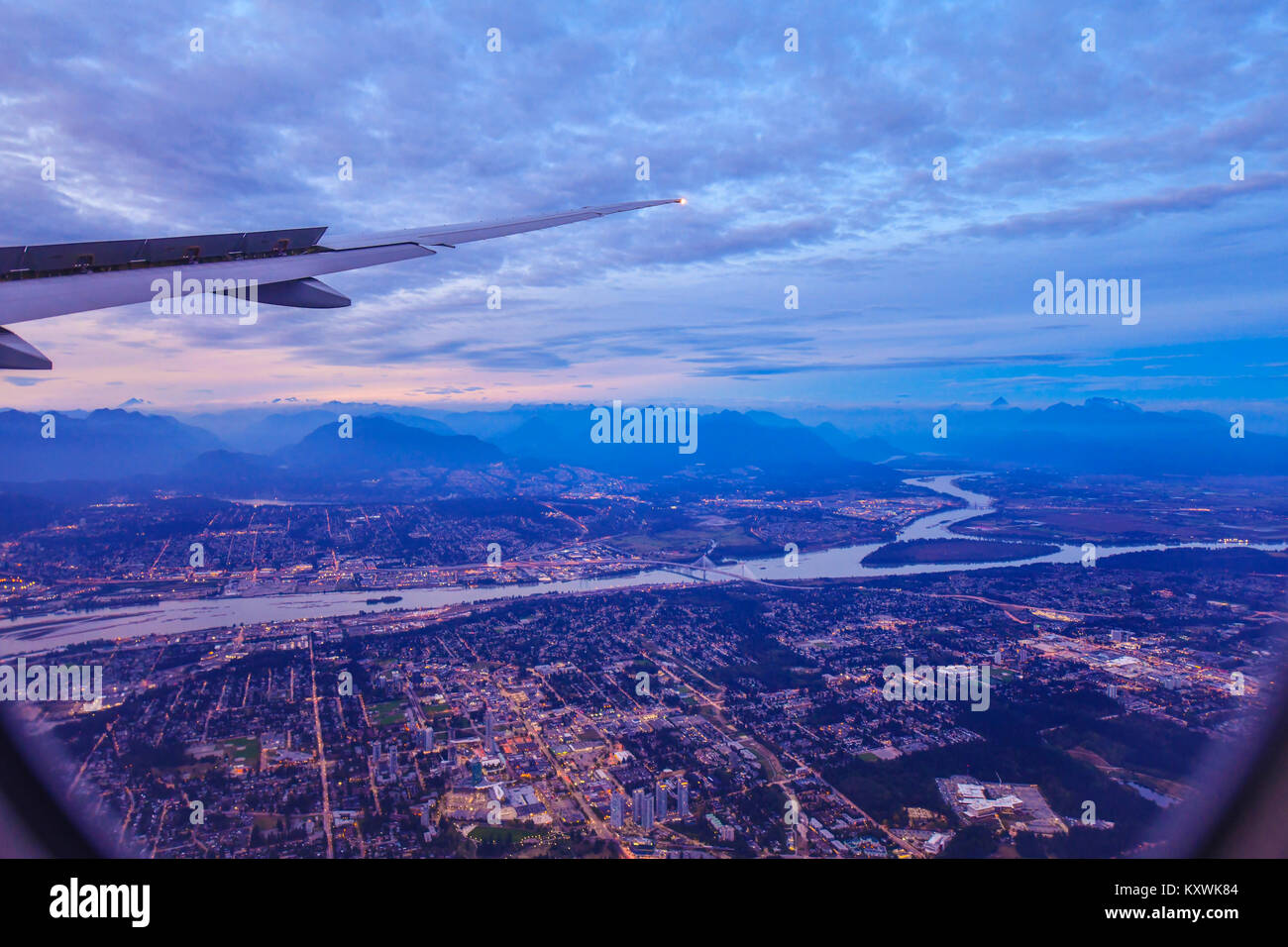 Vue depuis la fenêtre de l'avion sur les champs en haut de l'aile avec vue sur Vancouver,Canada Banque D'Images Vue depuis la fenêtre de l'avion sur les champs en haut de l'aile avec vue sur Vancouver,Canada Banque D'Images