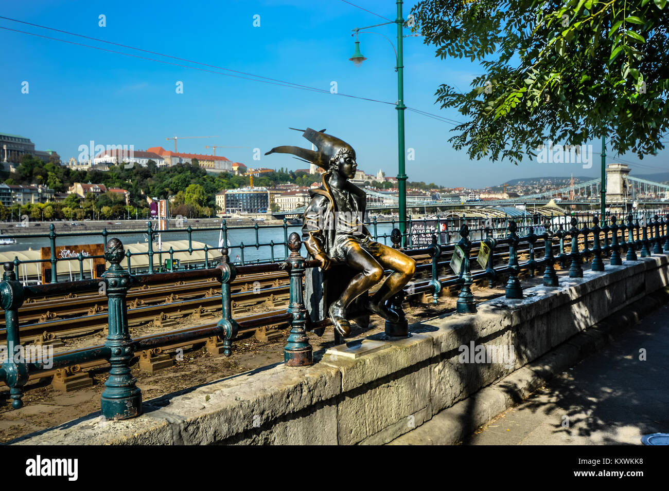 Voitures et bus voyage à travers la circulation sur un rond-point à l'entrée du pont des Chaînes sur le Danube à Budapest Hongrie Banque D'Images