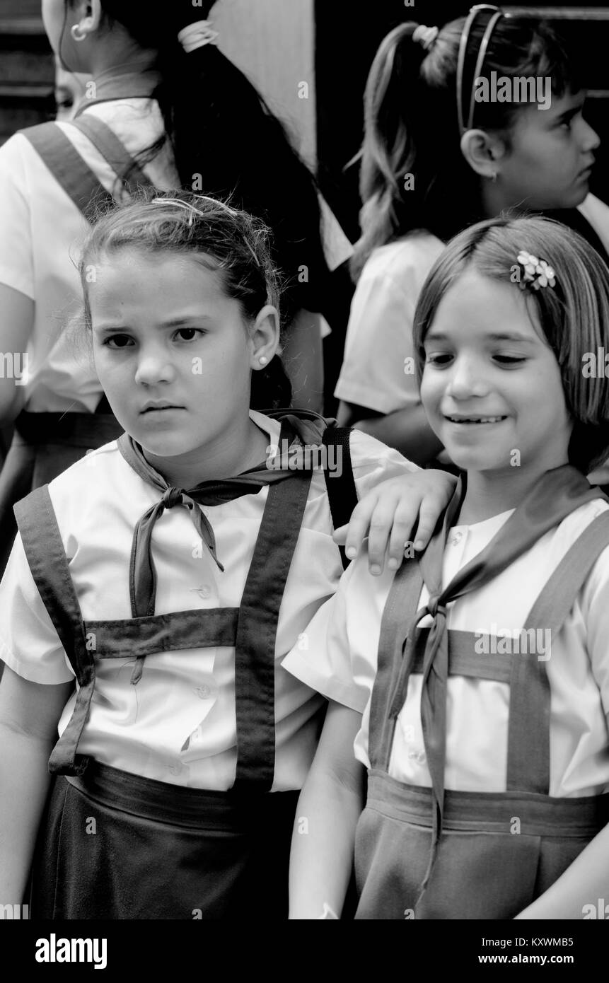 Les petites filles en uniforme scolaire, La Havane, Cuba Banque D'Images