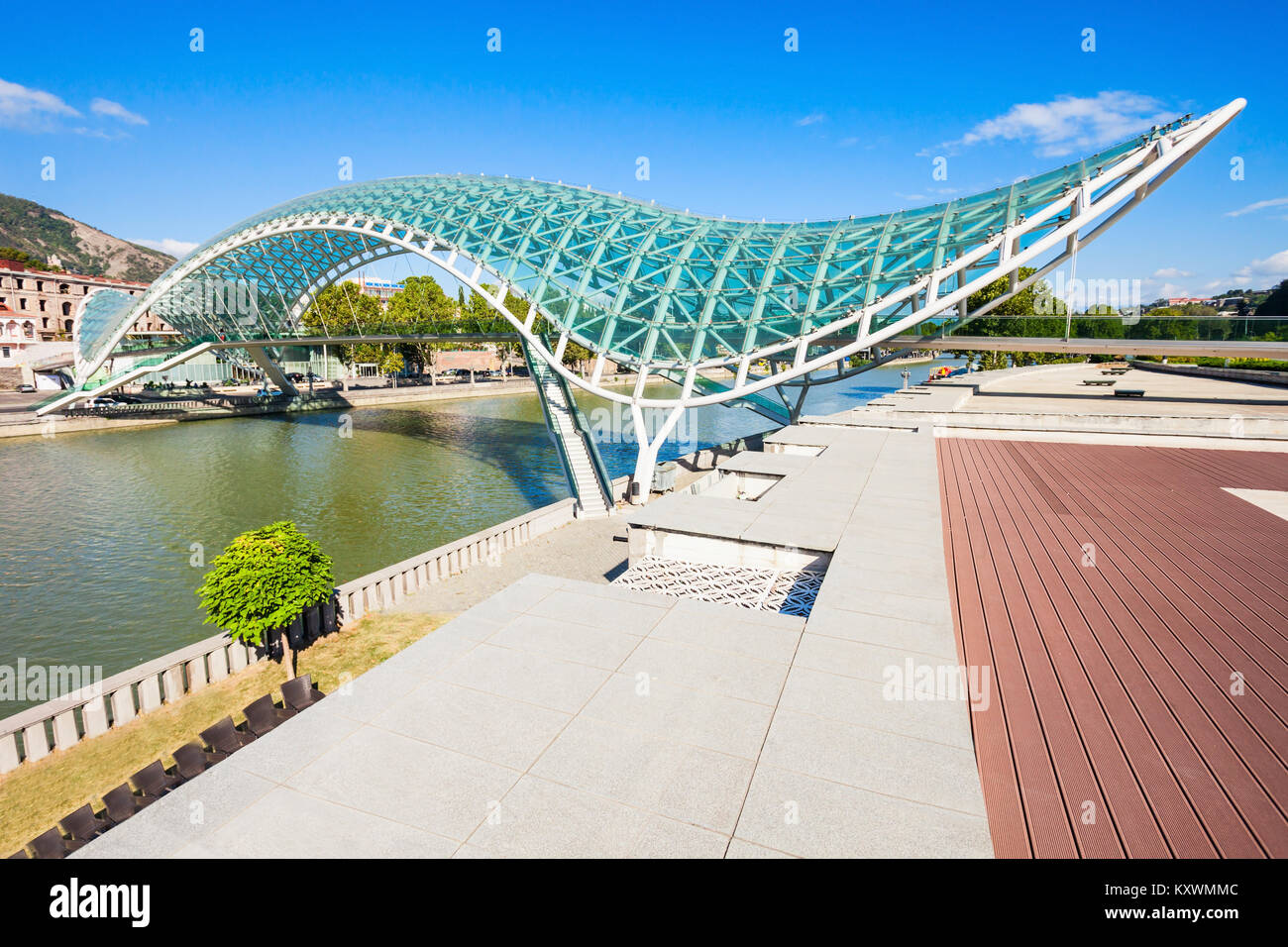 Tbilissi, Géorgie - 16 septembre 2015 : Le Pont de la paix est une passerelle au-dessus de la rivière Kura (Mtkvari) à Tbilissi (Géorgie). Banque D'Images