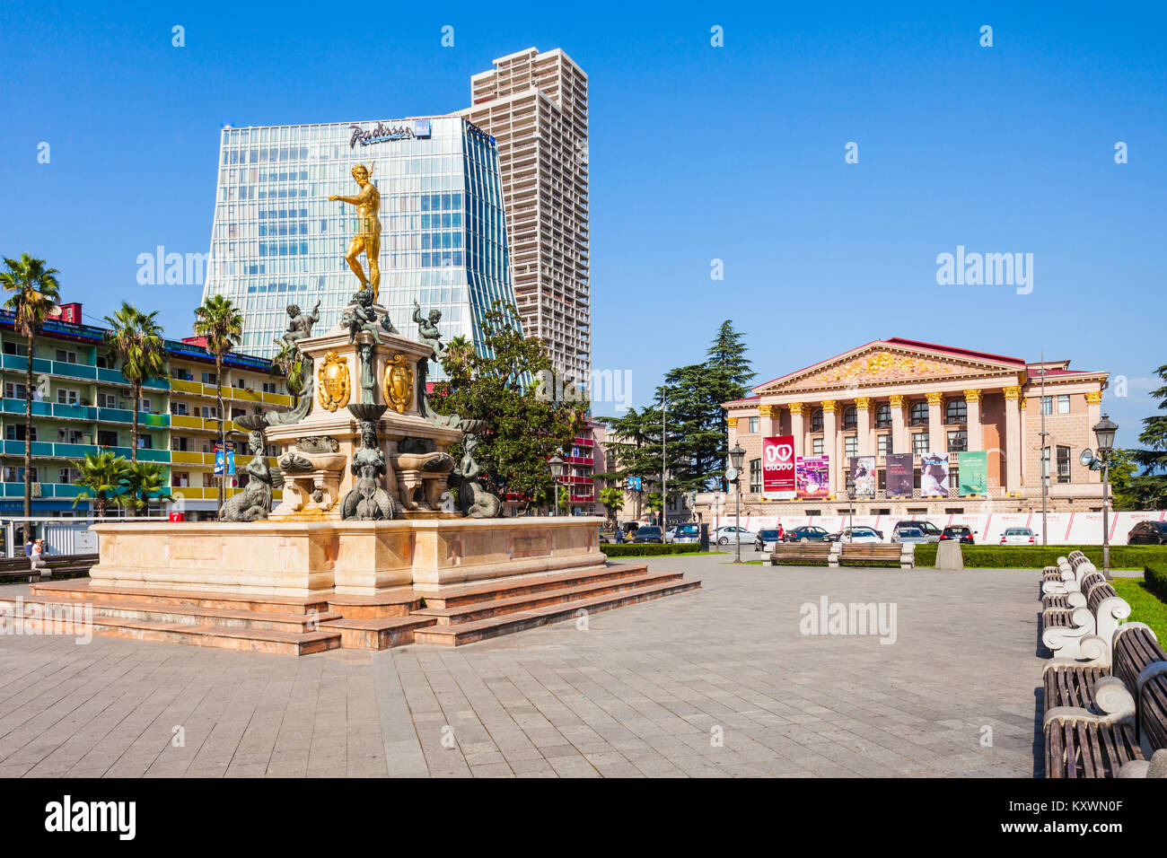 BATUMI, GÉORGIE - 21 septembre 2015 : Radisson Blu Hotel Batumi et bâtiments du Théâtre Dramatique à Batoumi. Banque D'Images