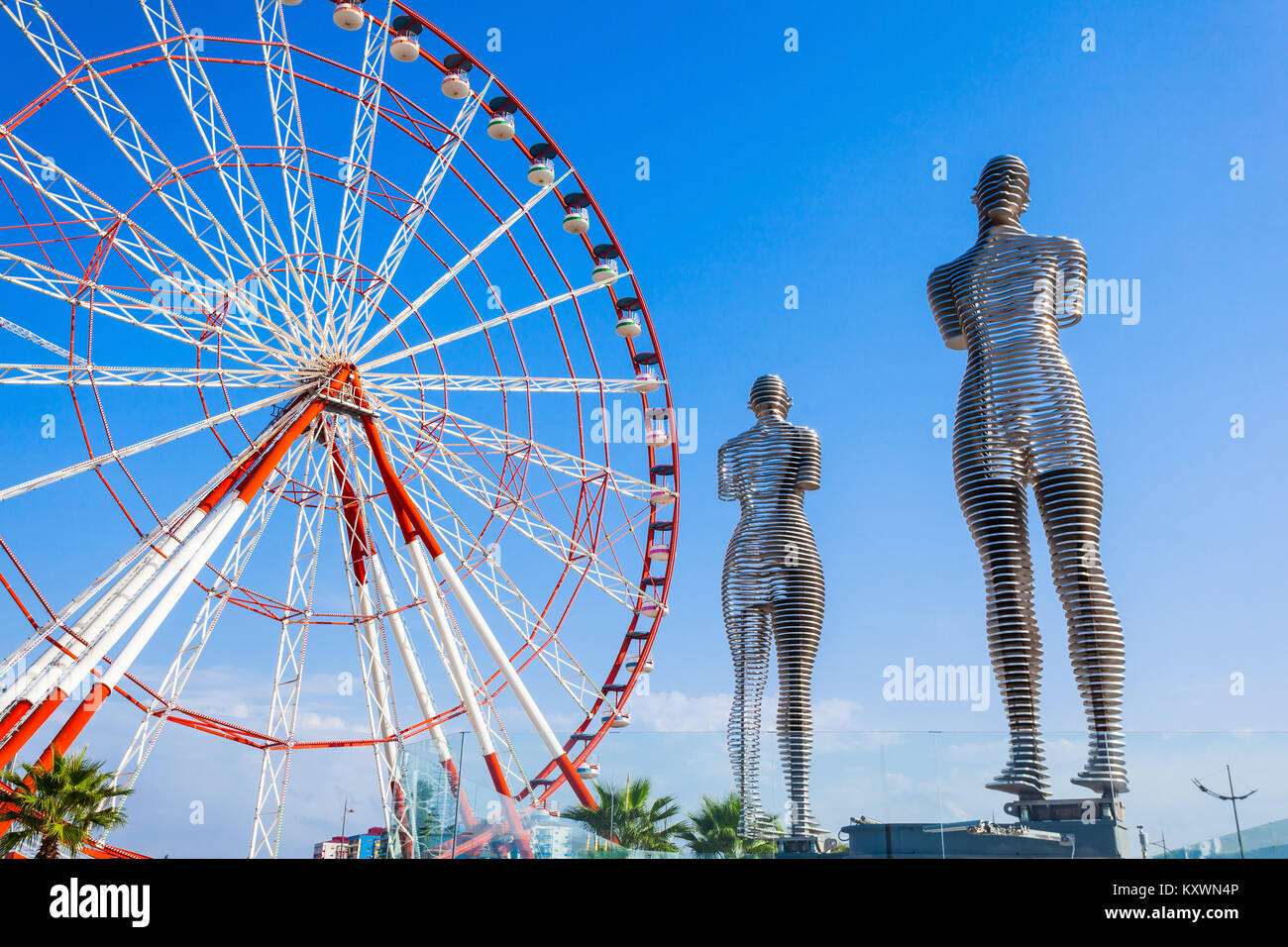 BATUMI, GÉORGIE - 22 septembre 2015 : Déménagement metal sculpture 'Ali et Nino' (ancien nom "l'homme et la femme') par Tamara Kvesitadze et grande roue à Batumi Banque D'Images