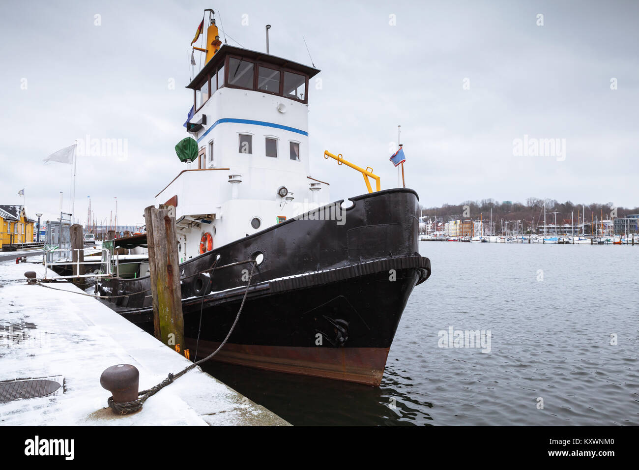 Vintage tug boat amarré dans le port de Flensburg, Allemagne en saison d'hiver Banque D'Images