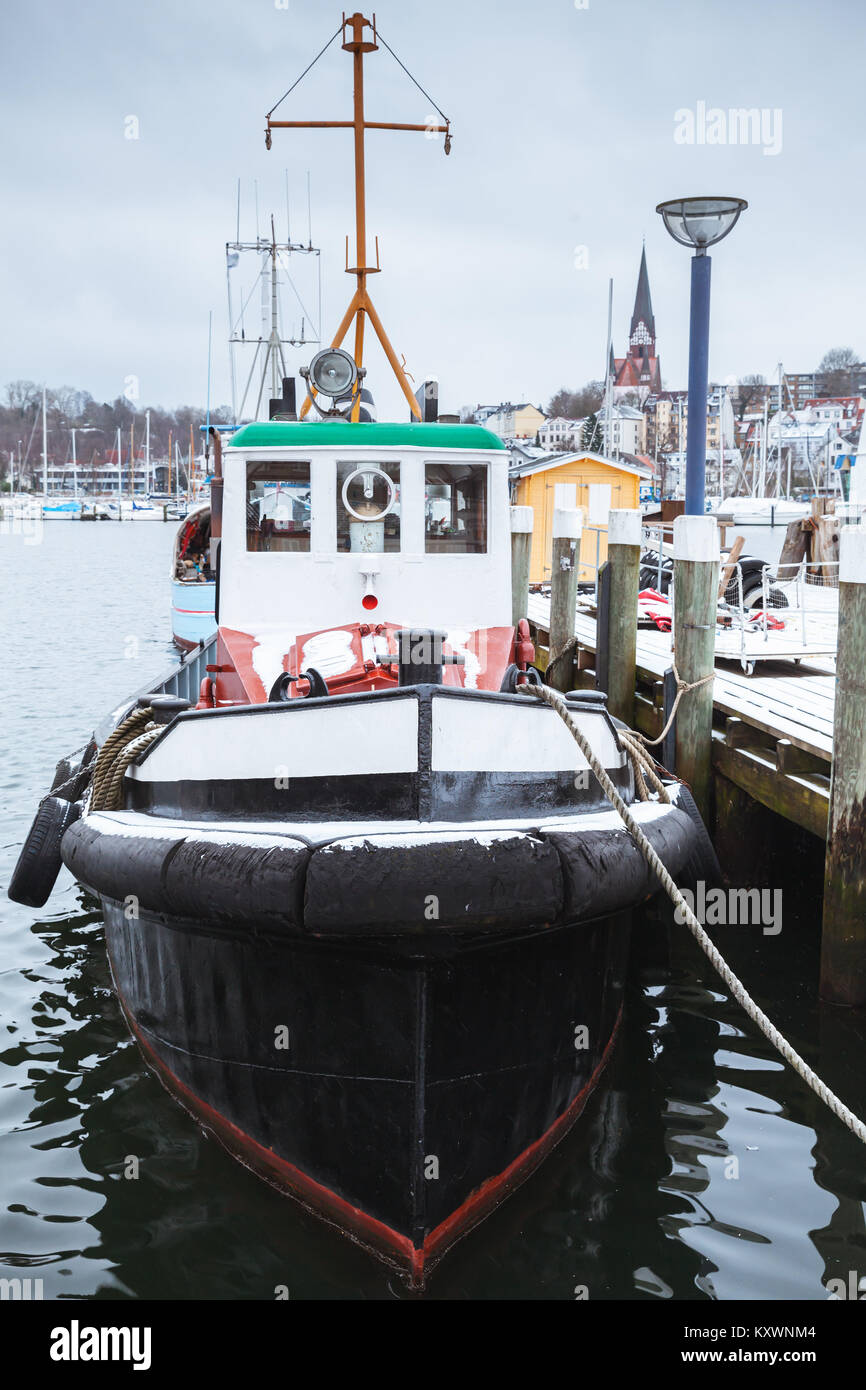 Petit remorqueur Bateau amarré au port de Flensburg, Allemagne en saison d'hiver Banque D'Images