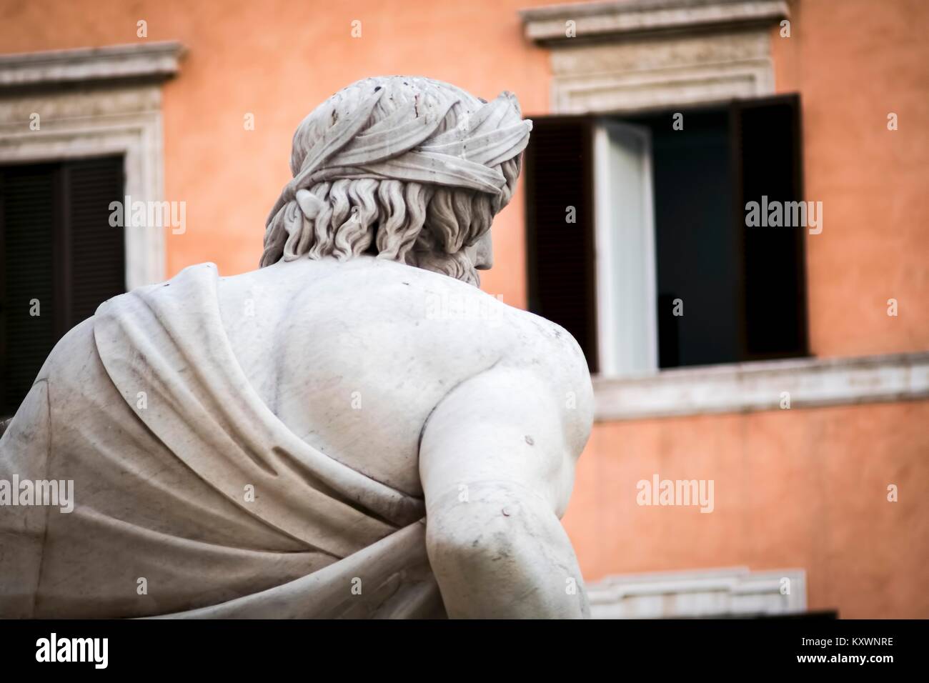Statue du dieu Zeus vu de derrière, dans la Fontaine des Quatre Fleuves du Bernin à Piazza Navona, Rome - Détail de l't de figures allégoriques Banque D'Images