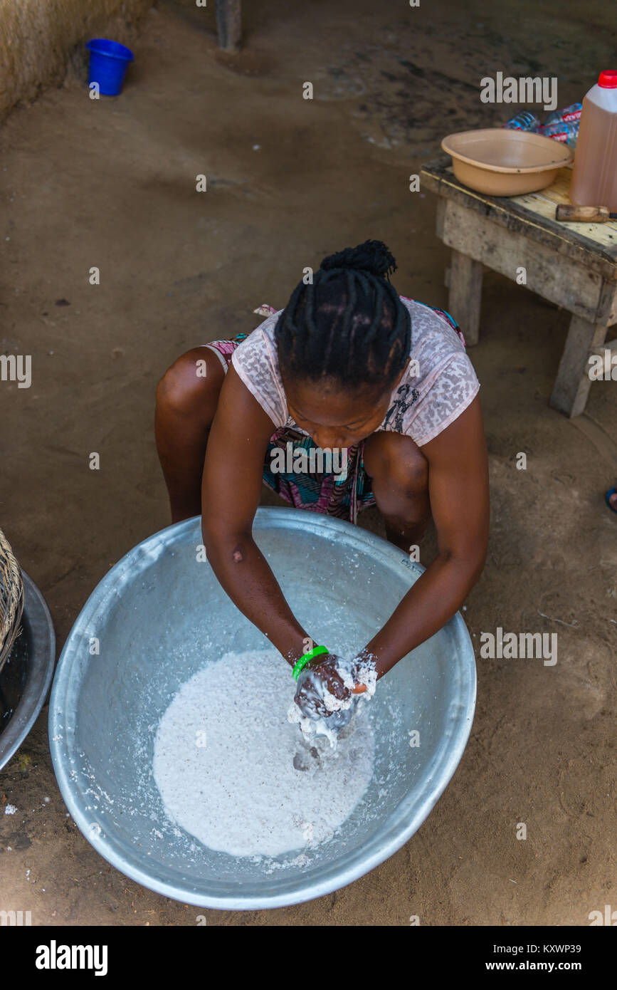 Mélanger la chair de noix de coco avec de l'eau pour presser l'huile de noix de coco. Production de l'huile de noix de coco,Aziza Island dans le fleuve Volta, Ada Foah, Ghana Banque D'Images