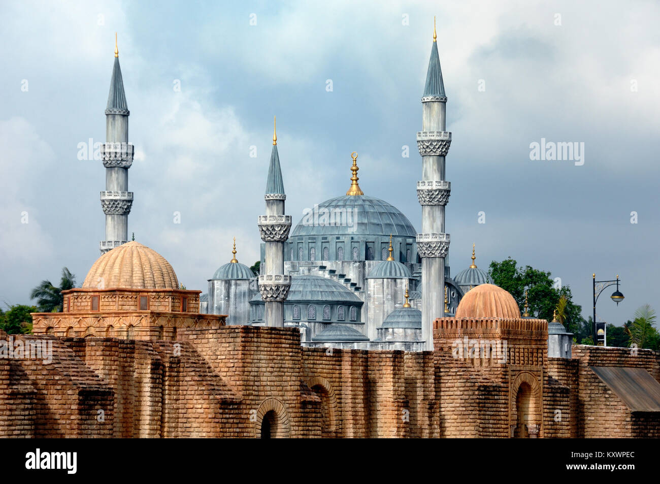 Modèles réduits ou des répliques de Mosquée de Suleymaniye, Istanbul, Turquie & mosquée de Kairouan, Tunisie au parc du patrimoine islamique, Kuala Terengganu, Malaisie Banque D'Images