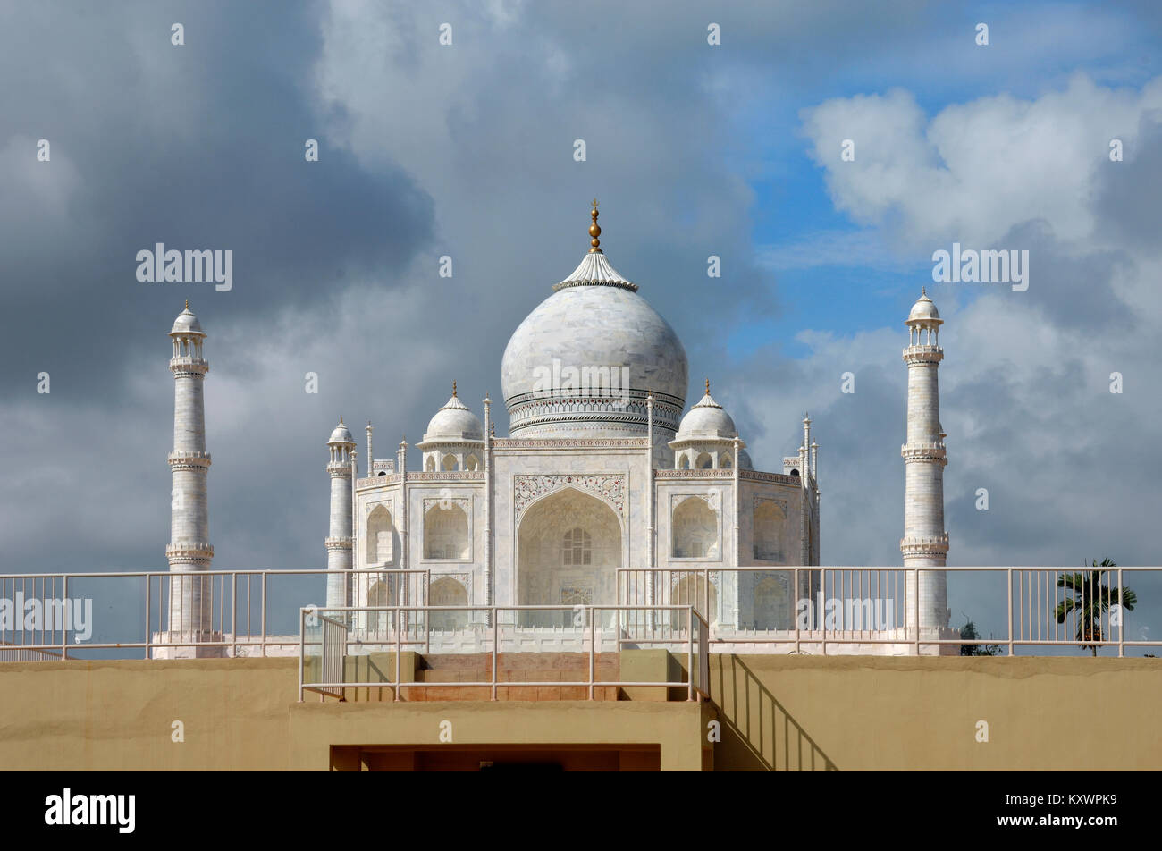 Modèle à l'échelle ou la réplique du Taj Mahal, tombeau de Mughal Moghal ou, Agra, Inde au parc à thème du patrimoine islamique, Kuala Terengganu, Malaisie Banque D'Images