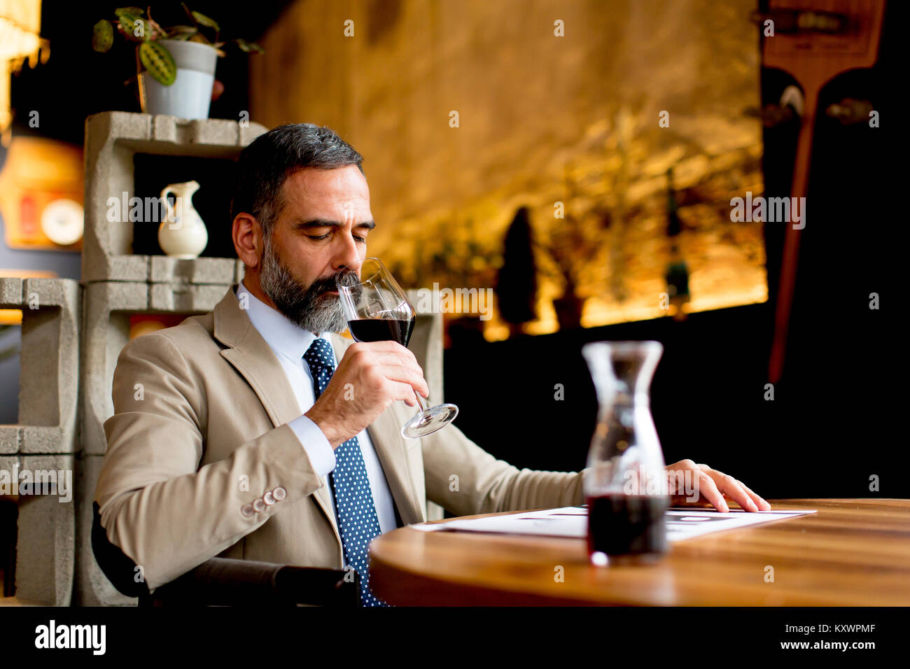 Handsome young man drinking red wine pendant le déjeuner Banque D'Images