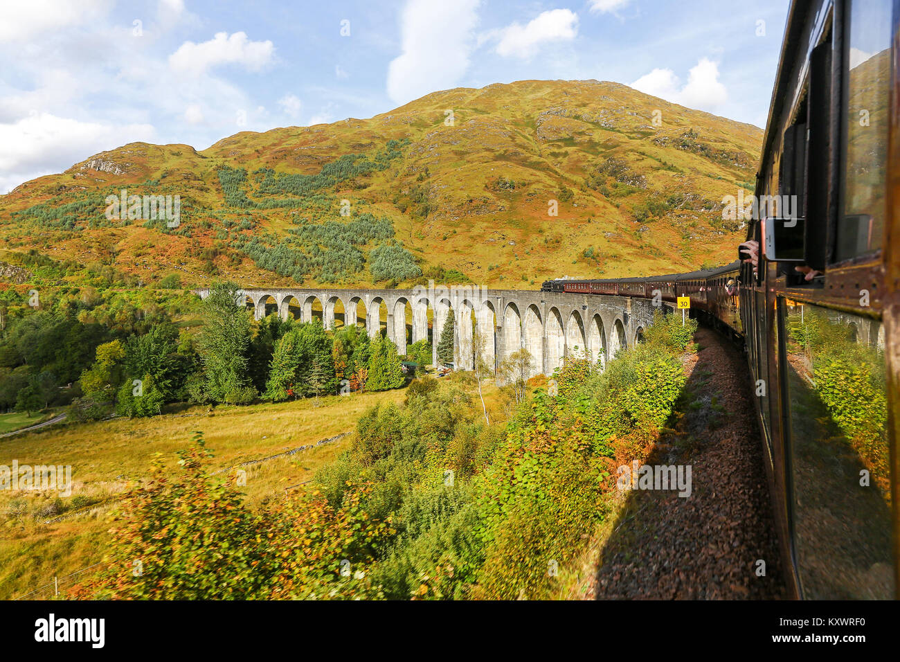 Photo prise à partir de l'enregistrement Jacobite steam train passant sur le viaduc de Glenfinnan sur la West Highland Line, Ecosse Banque D'Images