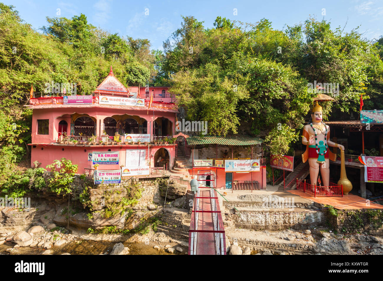 DEHRADUN, INDE - 07 NOVEMBRE 2015 : Tapkeshwar Mahadev Temple à Dehradun, est l'un des plus célèbres temples dédié au Dieu Shiva en Inde. Banque D'Images